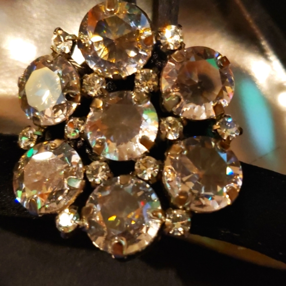 Brilliant Broach on Toe Badgley Mischka Black Satan Stilettos - Picture 2 of 3